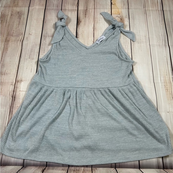 Gilli Gray Sleeveless Top with Bow Details. Size Medium. Great for Layering. - Picture 1 of 4